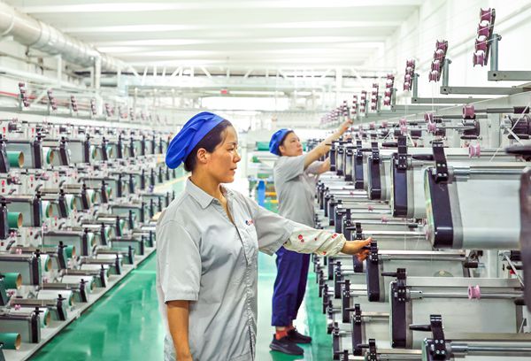 神特公司車間工人奮戰高溫紀實（照片）_副本